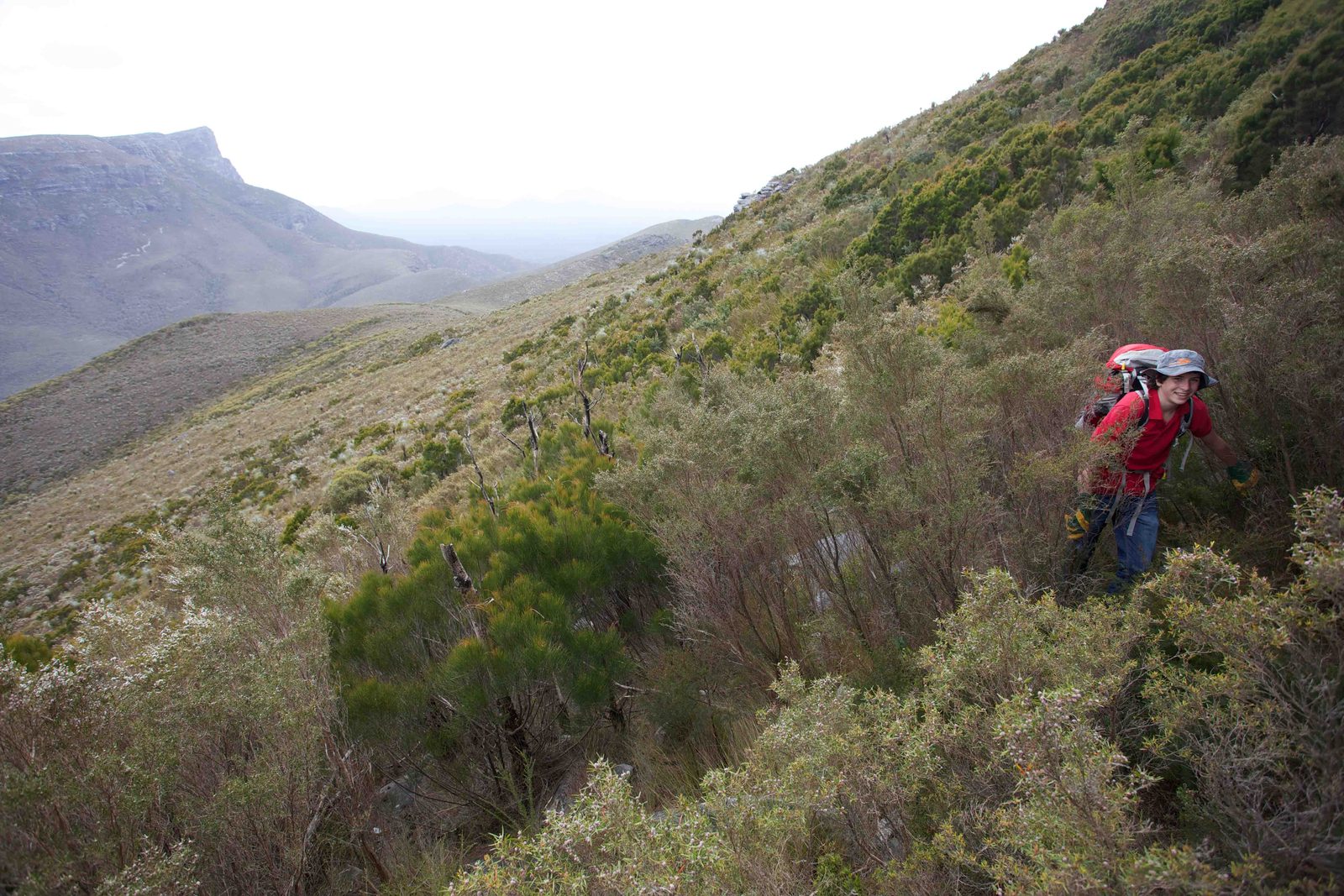 Pushing down the south ridge of Isongerup towards the southern plains.